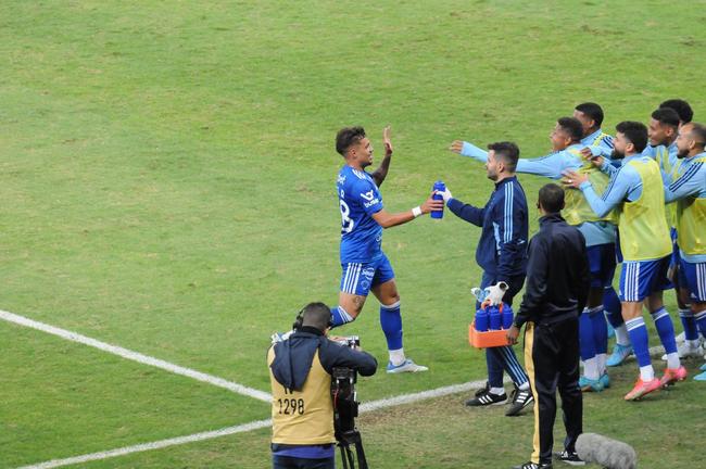 Fotos do segundo gol do Cruzeiro sobre o Sport, no Mineiro, marcado por Daniel Jnior: 2 a 1