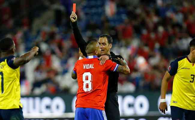 Fernando Rapallini expulsou o meio-campista Vidal, do Chile, em jogo das Eliminatórias para a Copa do Mundo