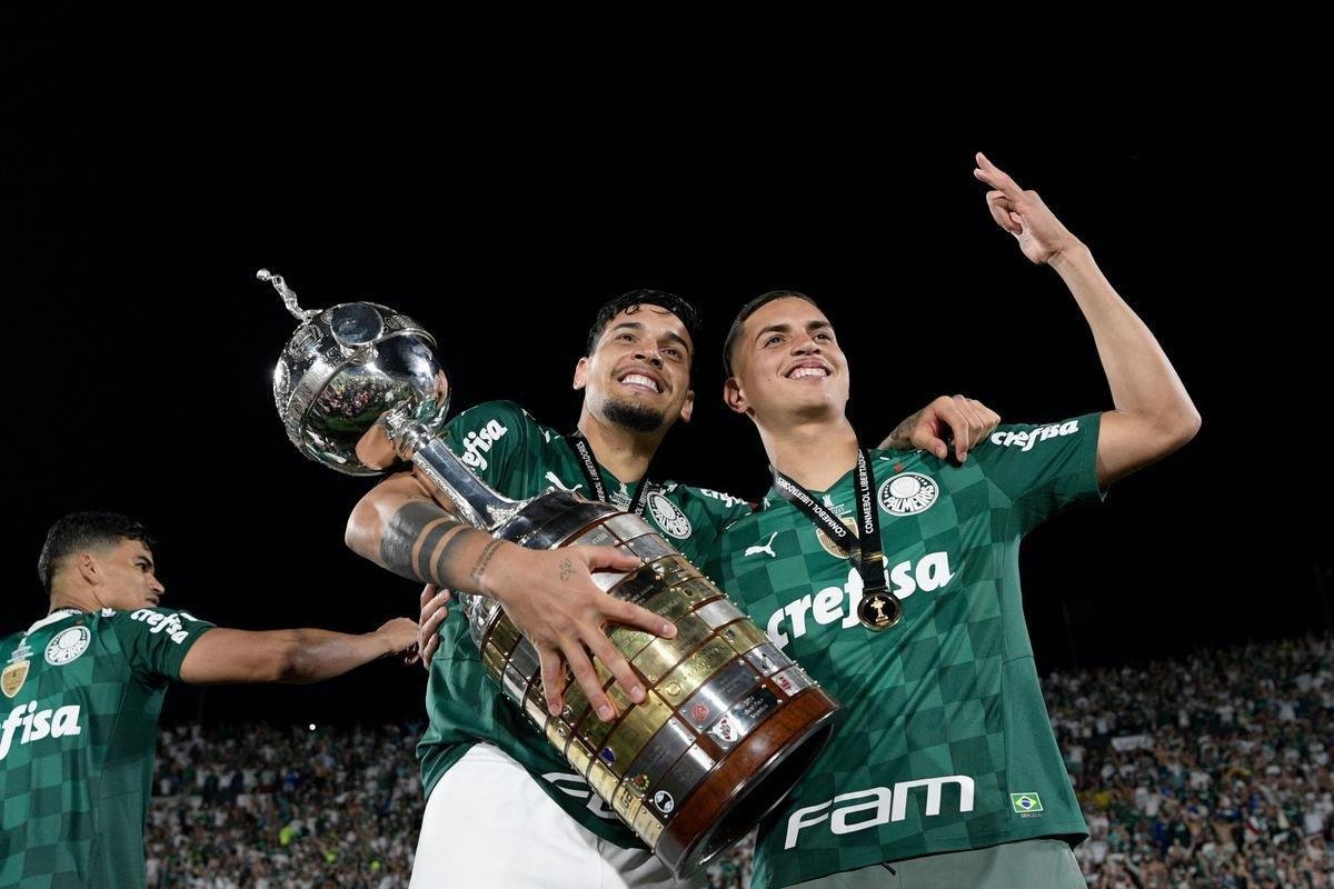 Fotos: festa dos jogadores do Palmeiras com a taa da Libertadores