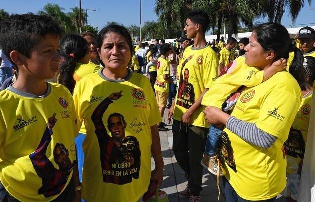 Astro est no pas para lanamento de livro e para participar de evento beneficente. Polcia Nacional Paraguaia mantm jogador sob custdia por supostamente uso de passaporte falso