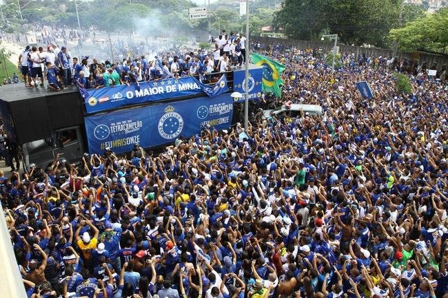 Antes do jogo com o Fluminense, em 7 de dezembro de 2014, jogadores do Cruzeiro desfilaram em carro aberto entre a Toca da Raposa II e o Mineiro, onde receberiam a taa de tetracampeo brasileiro. Uma multido azul tomou conta da Pampulha e festejou o quarto ttulo da Srie A. No jogo das faixas, a Raposa venceu o Tricolor por 2 a 1.