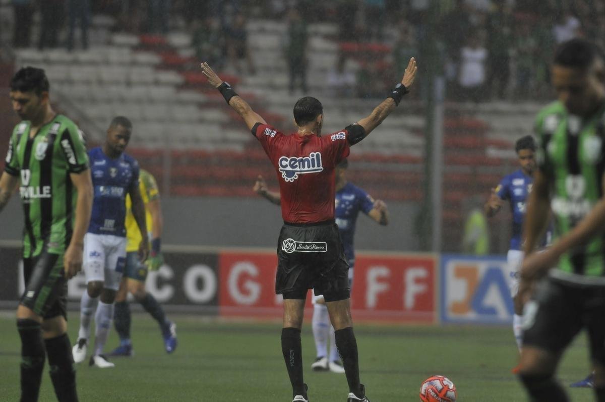 Forte chuva atrasou comeo de Amrica x Cruzeiro, no Horto