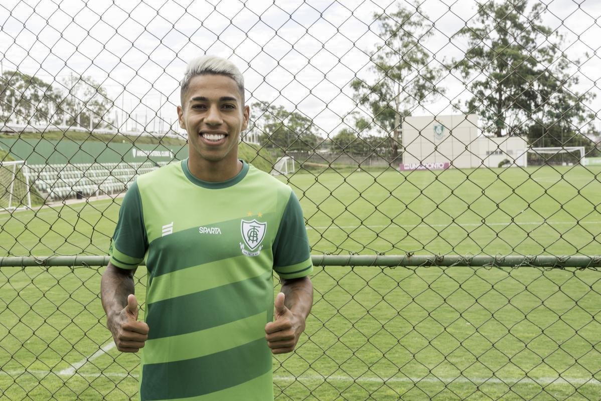 O Amrica se reapresentou nesta quinta-feira para a prxima temporada. Alm de j contar com os reforos, o Coelho mostrou o novo uniforme de treino, da Sparta, marca-prpria do clube
