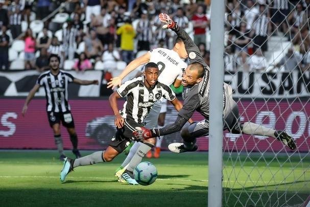Fotos da vitória do Botafogo sobre o Atlético, por 2 a 1, no Engenhão, pela 18ª rodada do Brasileiro