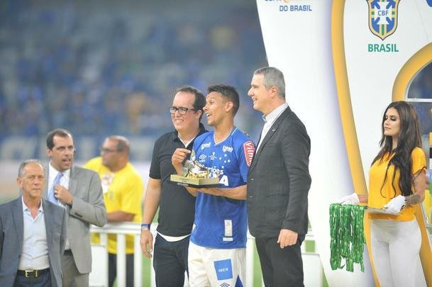 Depois da vitria por 5 a 3 nos pnaltis, que teve Fbio como heri, jogadores e comisso tcnica comemoraram muito no gramado do Mineiro. Capito Henrique ergueu a taa do penta no Gigante