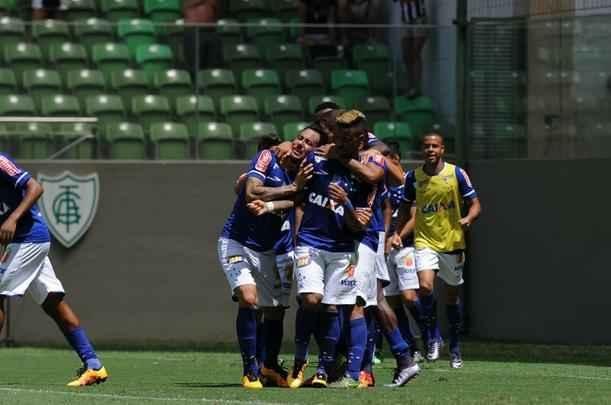 Rafael Silva marcou gol sobre rival e comemorou imitando galinha