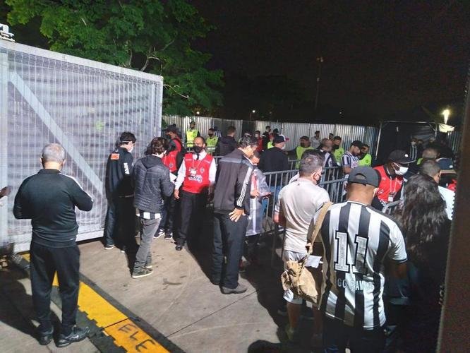 Torcida do Atltico movimenta ruas prximas ao Mineiro antes do jogo 