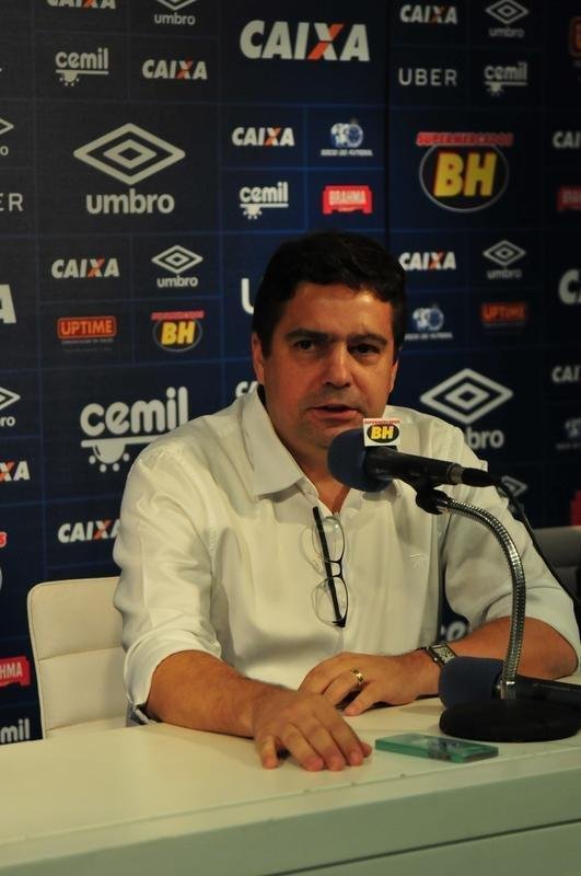 Vice-presidente de futebol Itair Machado durante entrevista coletiva