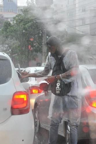 Torcedores do Atlético no entorno do Mineirão antes do jogo contra o Corinthians. Tarde/noite de chuva, trânsito ruim e filas longas no Gigante da Pampulha