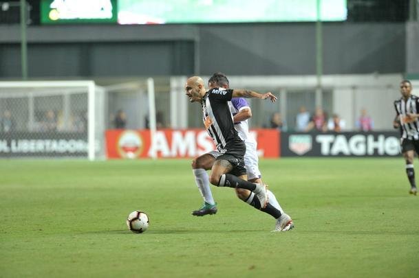 Lances do primeiro tempo do duelo entre Atltico e Defensor, pela terceira fase da Copa Libertadores