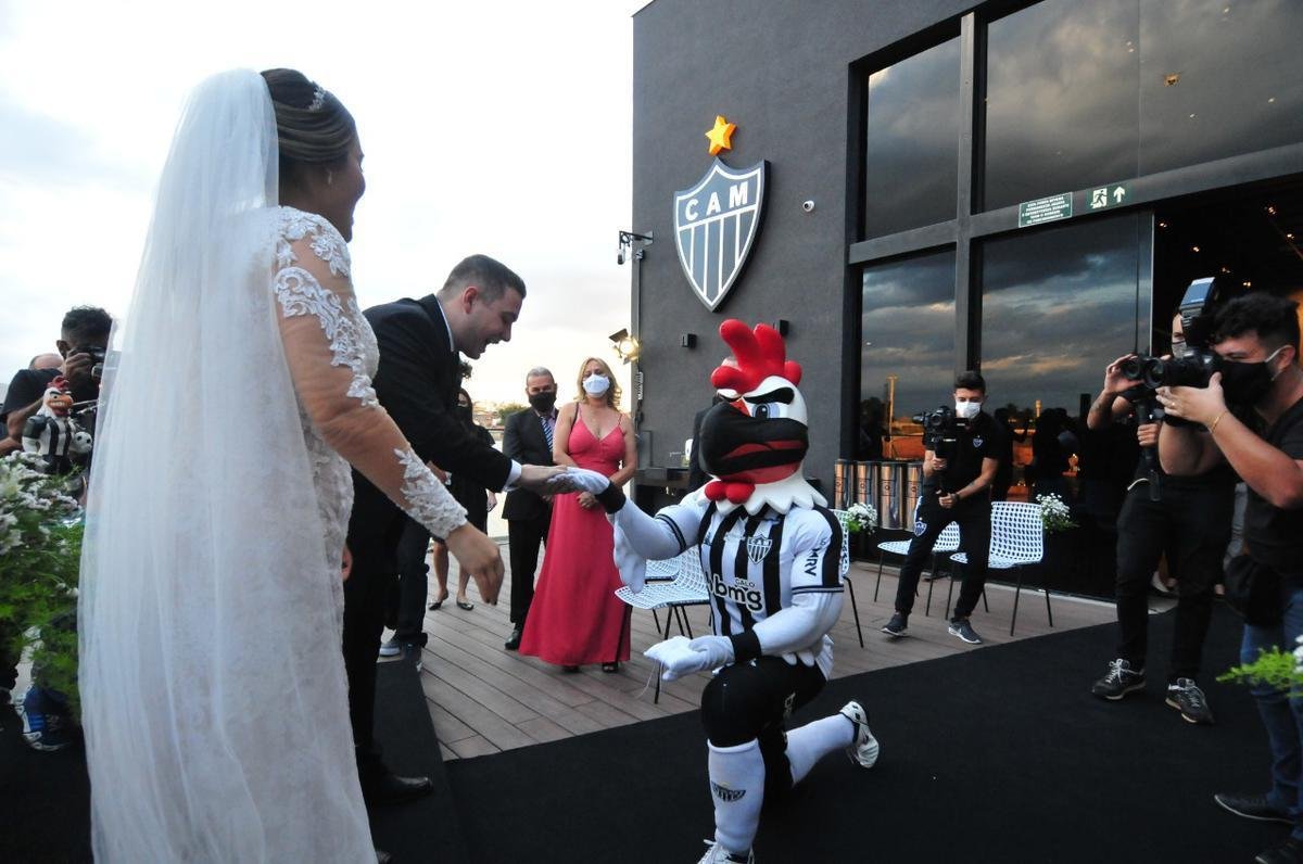 Imagens do casamento de Kathleen Nogueira Fernandes Maestro e Samuel Maestro Silveira na Arena MRV, estádio do Atlético; ídolo atleticano Reinaldo conduziu a cerimônia