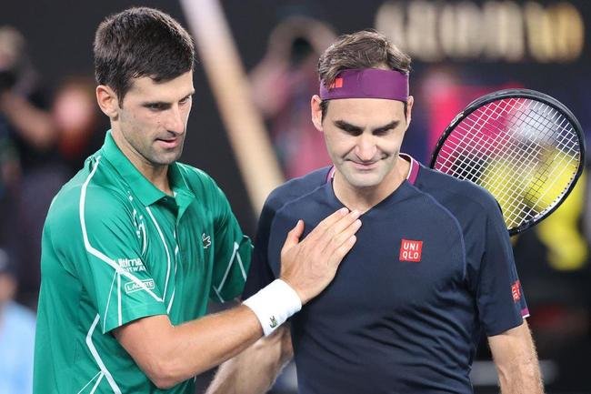 Grandes adversrios: srvio Novak Djokovic cumprimenta Federer aps derrotar o suo na semifinal do Australian Open de 2020