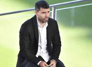 Ex-atacante do Barcelona e do Manchester City chora ao se despedir dos gramados aos 33 anos