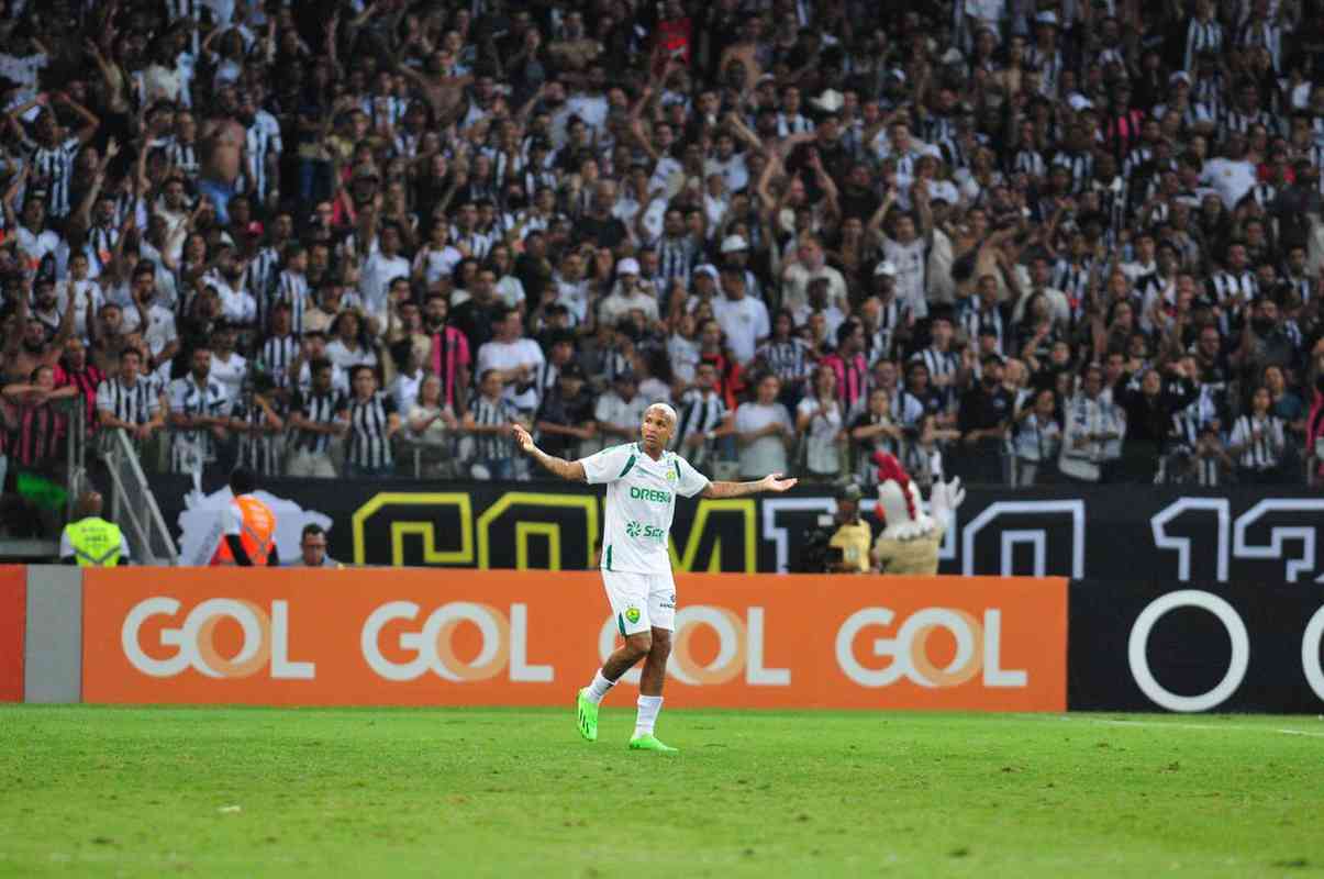 Deyverson provocou a torcida do Atltico, discutiu, marcou gol anulado e foi vaiado no Mineiro, em Belo Horizonte, no duelo entre Galo e Cuiab. 