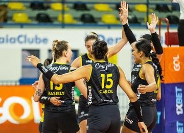 Equipe de Uberlândia se impôs contra rival paranaense, não teve dificuldades e venceu por 3 sets a 0 na Arena Dentil, no Triângulo Mineiro
