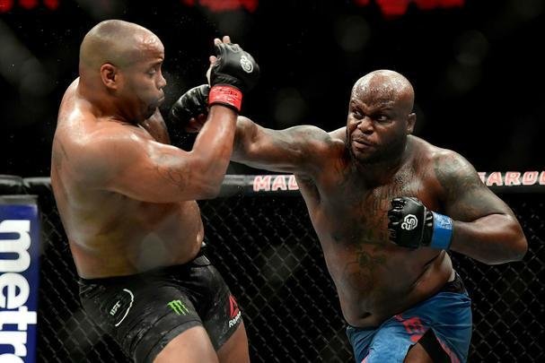 Daniel Cormier venceu Derrick Lewis por finalização e manteve cinturão dos pesados