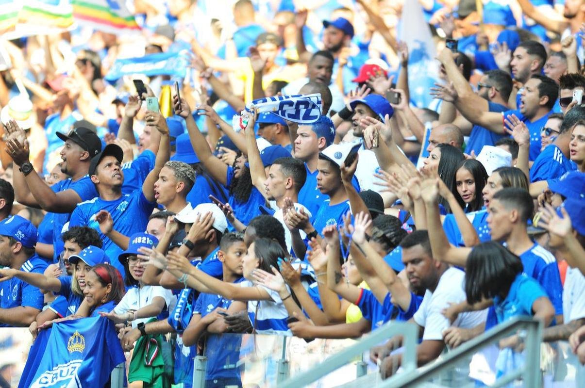 Fotos da torcida do Cruzeiro antes e durante a partida contra o Cricima, neste domingo (4), no Mineiro, pela 28 rodada da Srie B