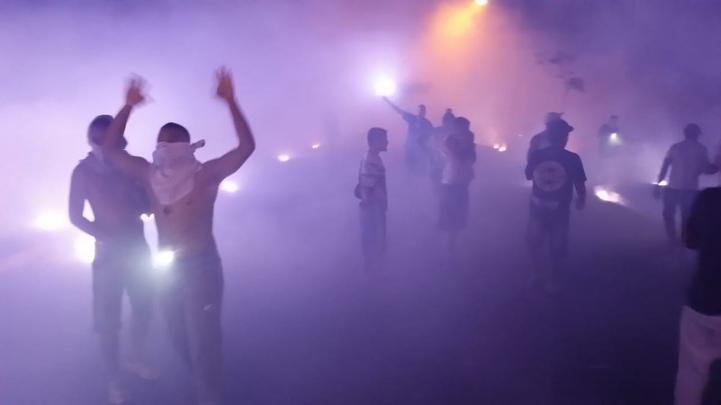 Torcida do Cruzeiro promove rua de fogo na saída da delegação da Toca da Raposa II, rumo ao aeroporto de Confins, antes da viagem para Porto Alegre. Time enfrenta o Internacional na quarta-feira, no Beira-Rio, pela semifinal da Copa do Brasil