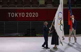 Tquio passa o basto a Paris, prxima sede dos Jogos Olmpicos. Na foto, o presidente do COI, Thomas Bach, e a prefeita da capital francesa, Anne Hidalgo 