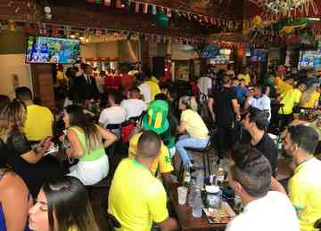 Donos de bares esperam um público ainda maior do que já vem tendo com a classificação do Brasil ao mata-mata, principalmente com partidas nos fins de semana