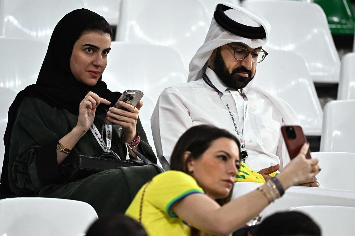 Fotos das torcidas de Brasil e Crocia no Estdio da Educao, em Al-Rayyan, no Catar, em duelo pelas quartas de final da Copa do Mundo