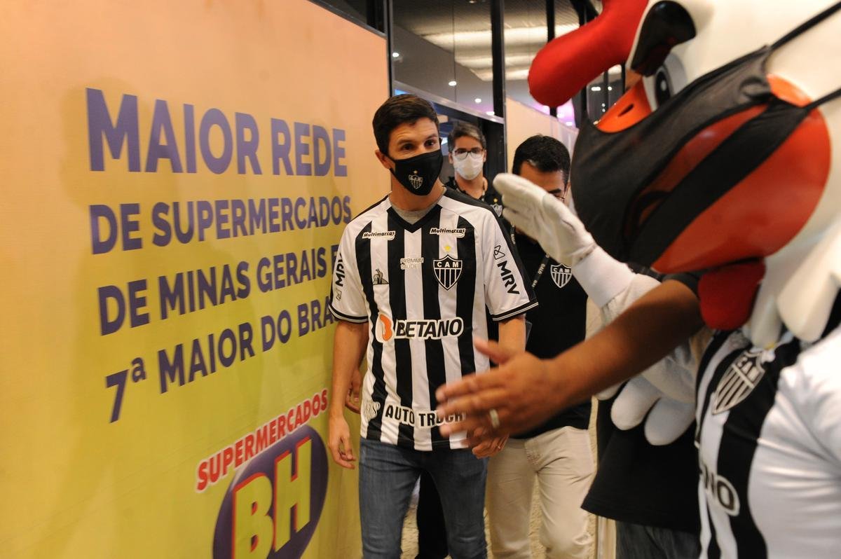 Fotos da chegada do meia argentino Nacho Fernndez a Belo Horizonte para reforar o Atltico (Leandro Couri/EM/D. A Press)