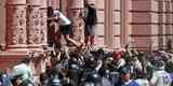 Por volta das 15h30, um tumulto obrigou a polcia a encerrar o velrio de Maradona na Casa Rosada, em Buenos Aires