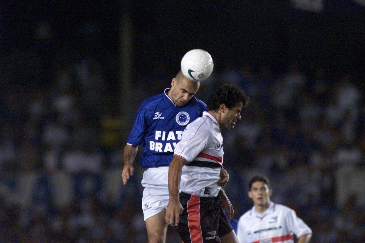 Cris disputou 260 jogos pelo Cruzeiro e marcou 25 gols. Embora no fosse to alto - 1,83m -, o zagueiro smbolo de raa e dedicao tinha excelente impulso para cabecear, alm de ser um bom finalizador com o p direito. Em 2002, ele anotou seis tentos em 53 partidas.