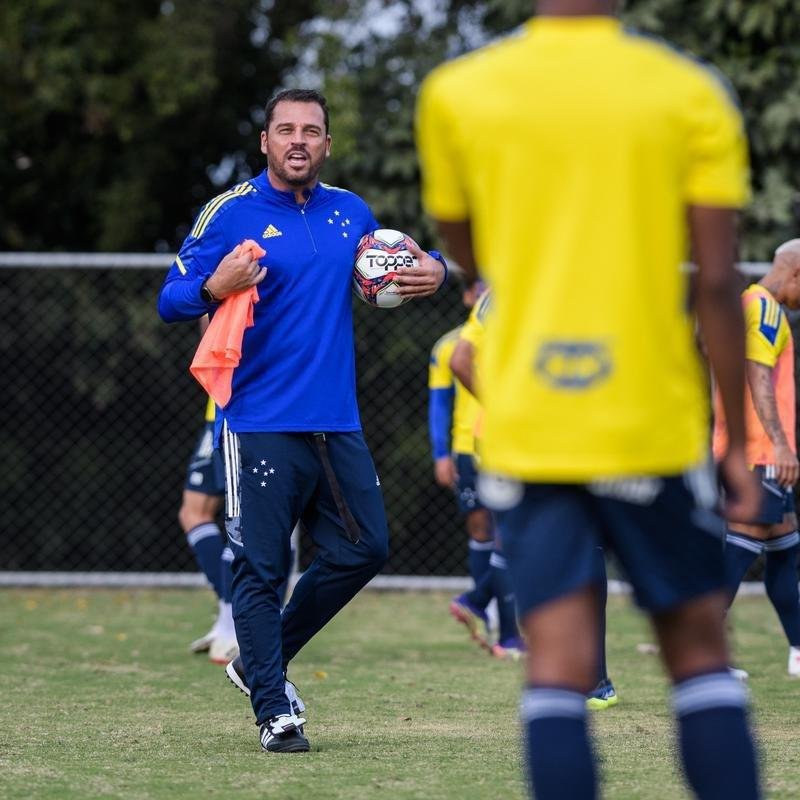Comisso tcnica de Vanderlei Luxemburgo comandou treino na Toca da Raposa II nesta quarta-feira. Time se prepara para enfrentar o Brusque, s 11h de sbado, no estdio Augusto Bauer, em Santa Catarina, pela 16 rodada da Srie B.