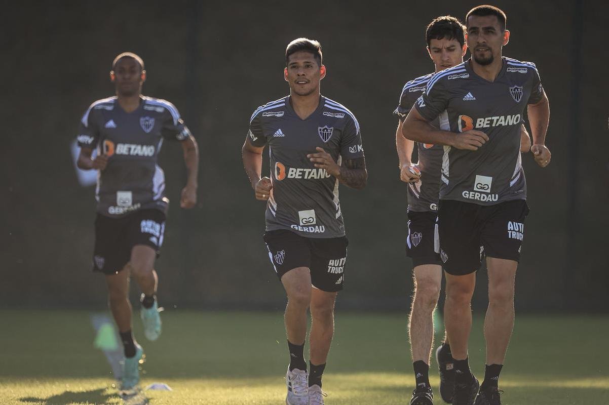 Nesta tera-feira (26), Cuca foi apresentado como treinador do Atltico - pela terceira vez na carreira. Primeiro, foi saudado pelo diretor de futebol Rodrigo Caetano e concedeu entrevista coletiva na sala de imprensa da Cidade do Galo. Depois, comandou o primeiro treino com o elenco no CT, j pensando no confronto contra o Internacional, pelo Campeonato Brasileiro.