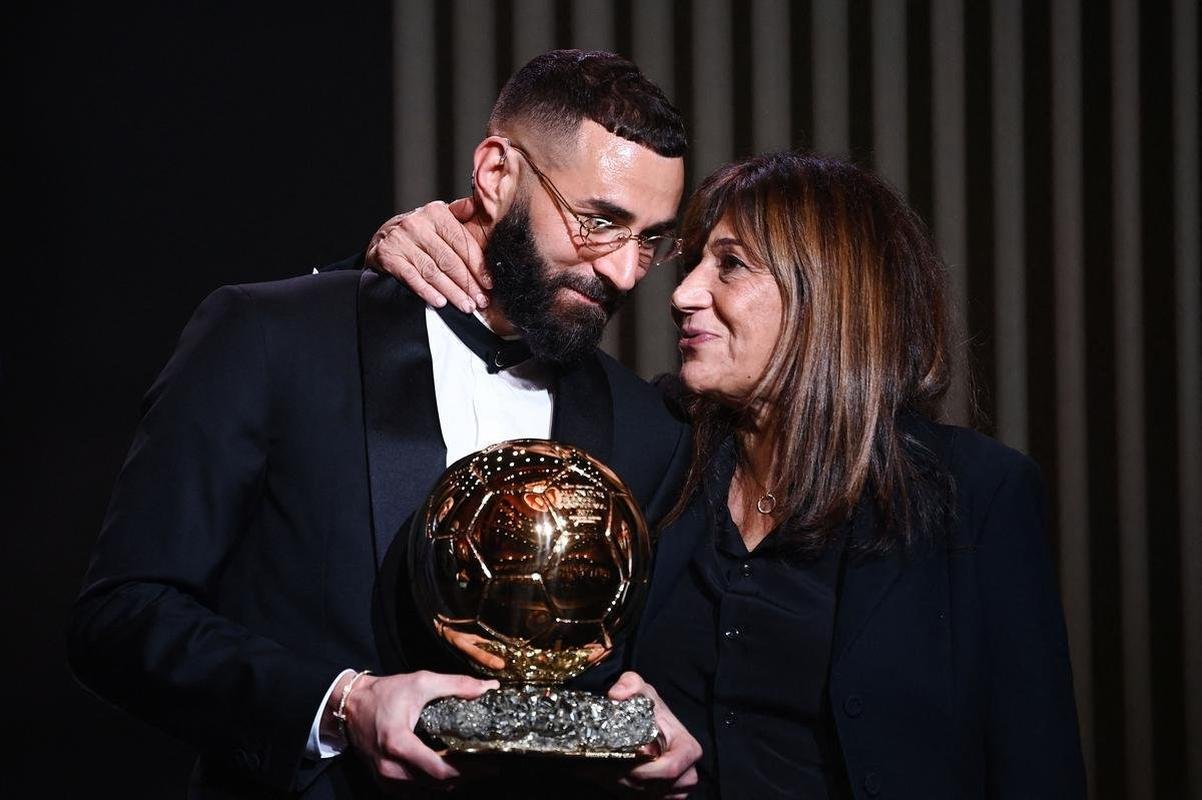 Karim Benzema recebe prmio Bola de Ouro, da Revista France Football, como melhor do mundo na temporada 2021/22. 