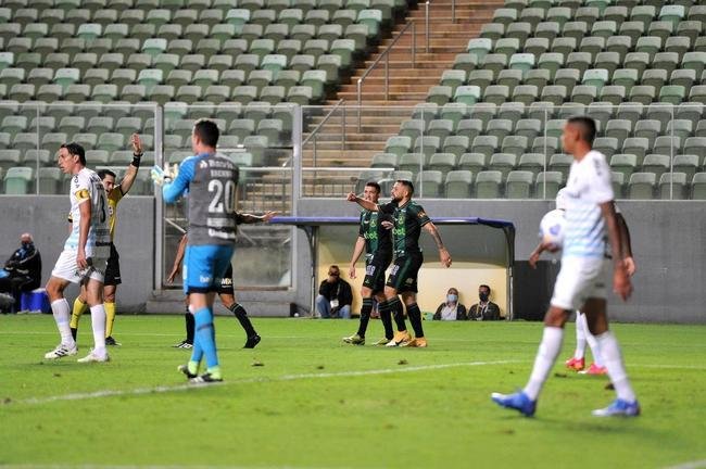 Felipe Azevedo abriu o placar para o Amrica sobre o Grmio: 1 a 0