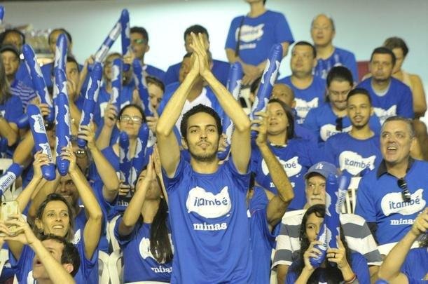 Veja fotos das torcidas na deciso da Superliga Feminina no Mineirinho