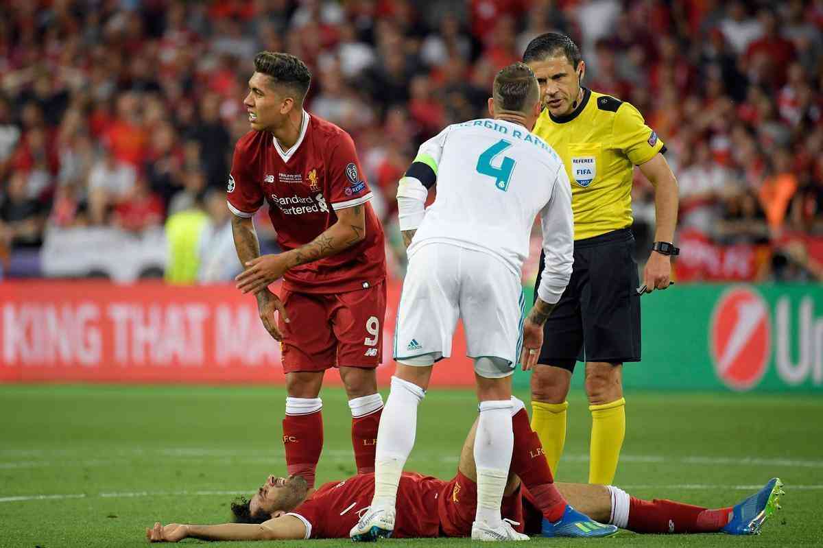 Salah, do Liverpool, sofreu falta de Sergio Ramos, machucou ombro esquerdo e deixou a final no primeiro tempo