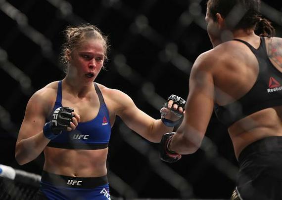 Amanda Nunes (luvas vermelhas) venceu Ronda Rousey por nocaute tcnico em 48 segundos e manteve o cinturo dos galos