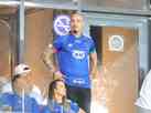 Reforço do Cruzeiro, Maicon vê jogo e é festejado por Mineirão lotado