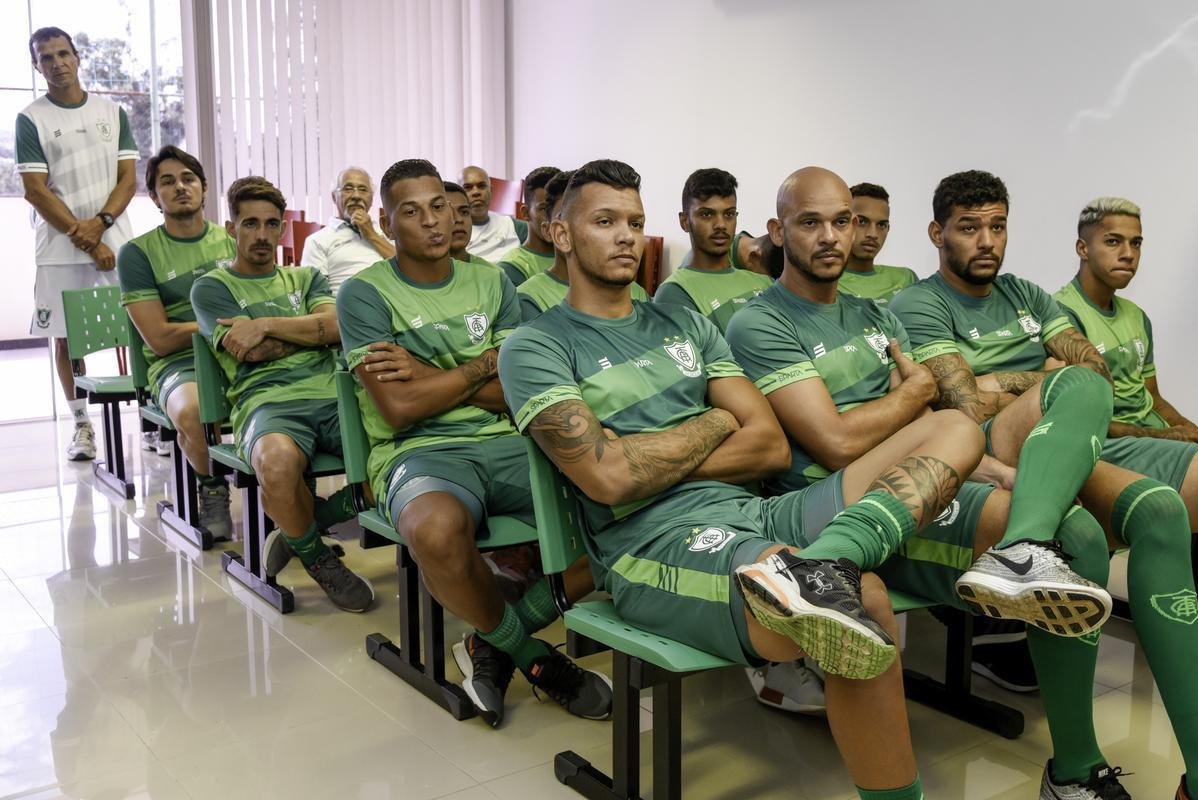 O Amrica se reapresentou nesta quinta-feira para a prxima temporada. Alm de j contar com os reforos, o Coelho mostrou o novo uniforme de treino, da Sparta, marca-prpria do clube