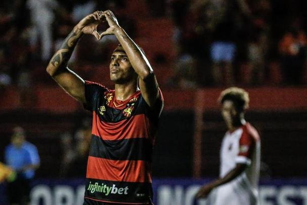 O Sport abriu o placar no primeiro tempo com Elton, escolhido pelo técnico Guto Ferreira como titular para a partida.