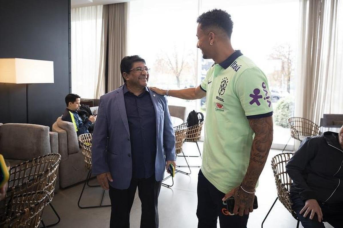 Nesta segunda-feira, os atletas que defendem clubes europeus comearam a se apresentar em Turim. Com isso, a Seleo Brasileira aguarda apenas a chegada de Marquinhos e Neymar 