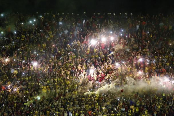 Com a conquista do acesso, a torcida do Sport extravasou e fez a festa no gramado da Ilha do Retiro