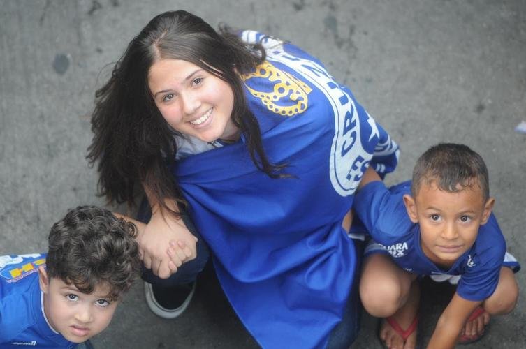 De Confins, jogadores do Cruzeiro hexacampees da Copa do Brasil saram em carro aberto pelas ruas de Belo Horizonte. No Centro da capital, milhares de pessoas aguardavam os jogadores para a festa.