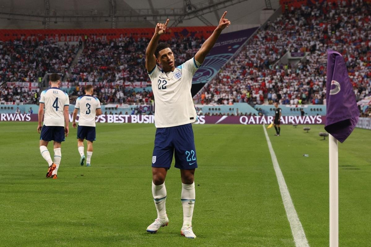 Inglaterra e Ir, no primeiro jogo do Grupo B da Copa do Mundo.