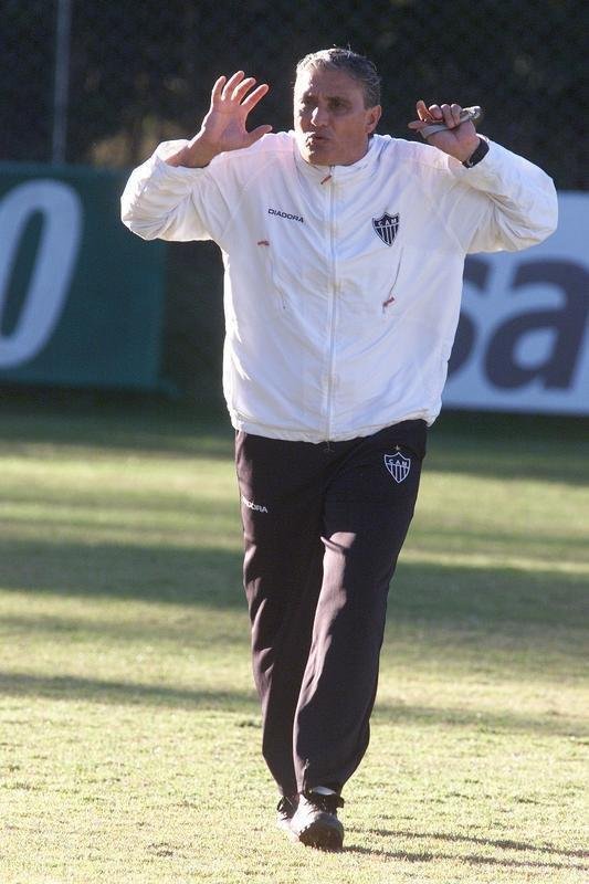 Tite - uma vitria e dois empates
