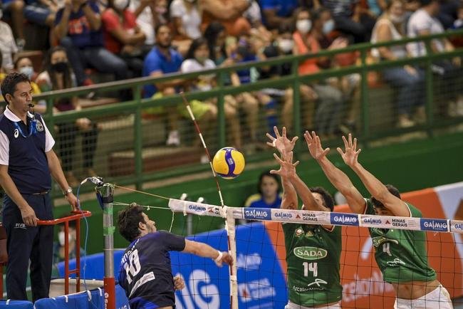 Cruzeiro se garantiu na decis�o do Sul-Americano de V�lei ao bater os argentinos do Policial Voley por 3 sets a 0, neste s�bado (5), no Gin�sio do Riacho, em Contagem. As parciais foram de 25/20, 29/27 e 25/16