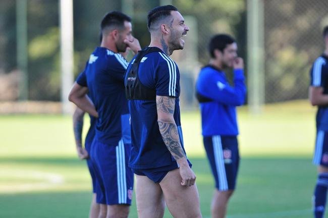 Elenco da Universidad de Chile treinou nesta tera-feira  tarde na Cidade do Galo, em Vespasiano. Time chileno se prepara para enfrentar o Cruzeiro na quinta, s 19h15, no Mineiro, pela Copa Libertadores. Tcnico Angel Guillermo Hoyos ter retornos do zagueiro Jara e do lateral-esquerdo Beausejour