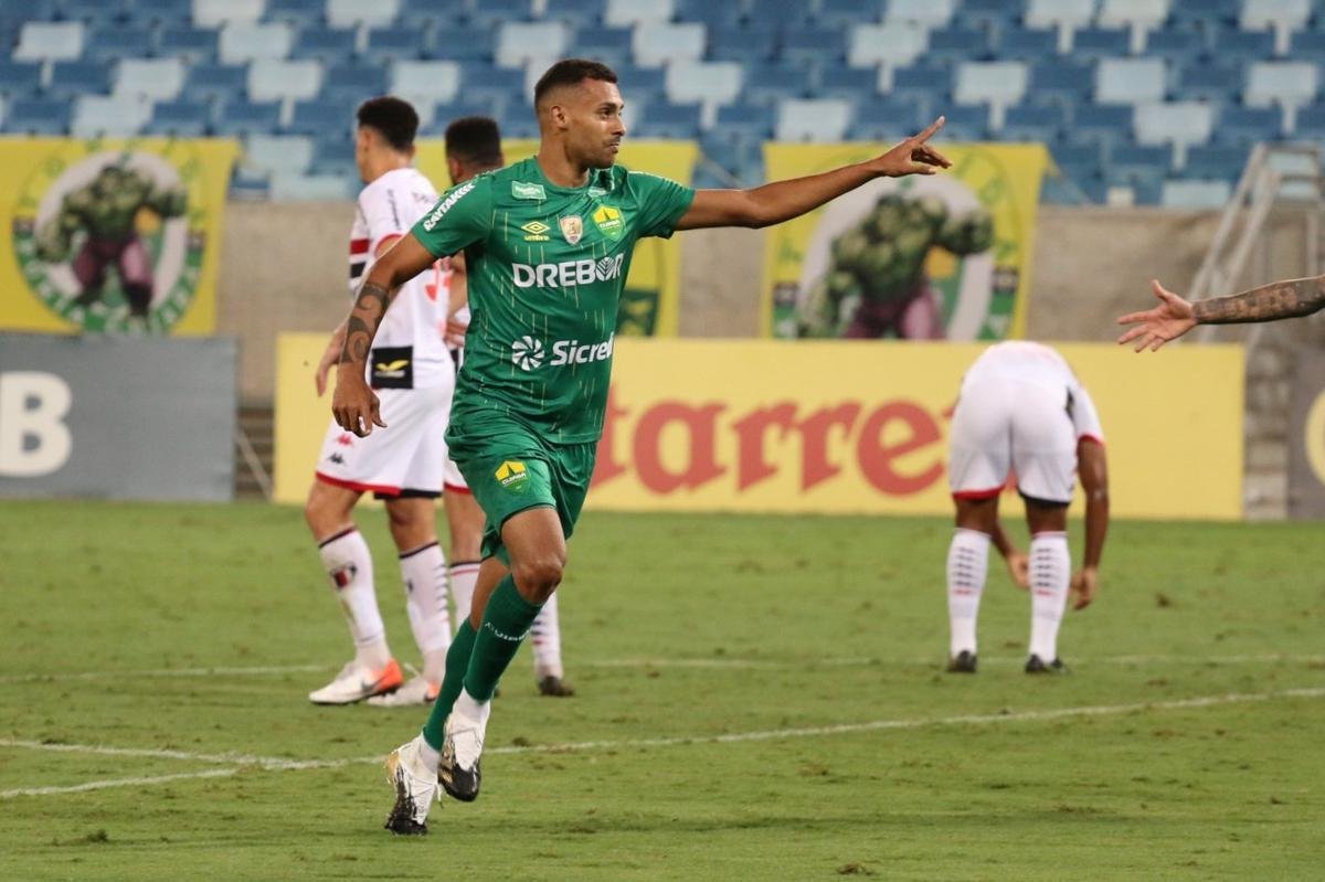 #38 - lton (Cuiab) - 12 gols em 36 jogos - mdia de 0,33 por jogo.

O atleta tambm defendeu as cores do Sport-PE nesta temporada.
