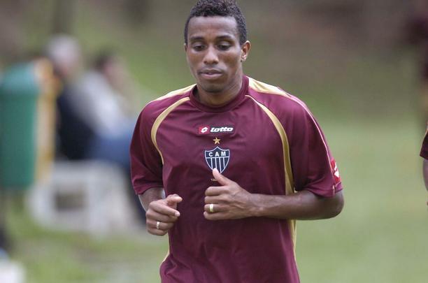 Carlos Alberto (2009/10) - Volante de origem, jogou mais como lateral-direito no Atlético. Sempre demonstrou muito esforço em campo, mas não caiu nas graças do torcedor. Ele fez 72 partidas pelo Galo e marcou seis gols.