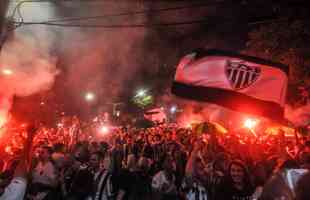 Nesta quinta-feira (2), torcedores do Atltico lotaram os bares de BH para acompanhar Bahia x Galo, jogo adiado da 32 rodada do Campeonato Brasileiro.