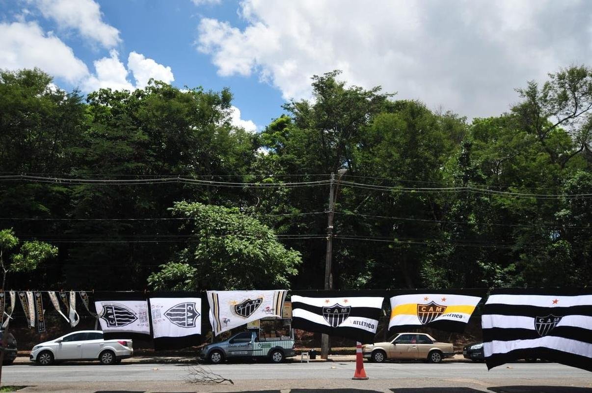 Torcida do Atltico chegou animada ao Mineiro para o jogo da taa, contra o RB Bragantino. Dia de festejar com o time o ttulo do Campeonato Brasileiro de 2021