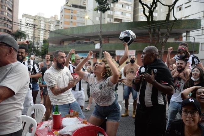 Festa atleticana no Bar do Salomo, em BH, com a conquista do ttulo da Supercopa do Brasil. Galo venceu o Flamengo por 8 a 7 nos pnaltis aps empate por 2 a 2 no tempo normal